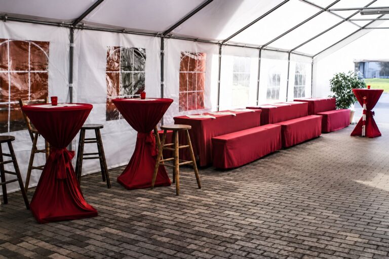 Partyzelt mit Tischen und Bänken