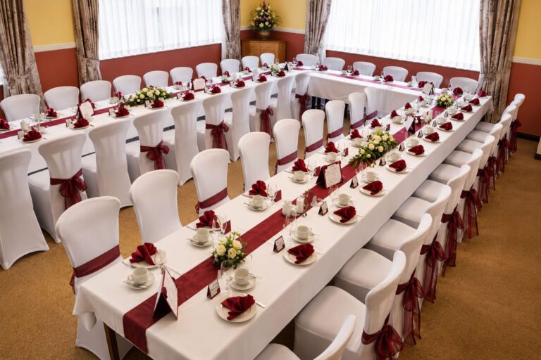 eingedeckte Tafel für eine Hochzeit im Partyraum in Peitz