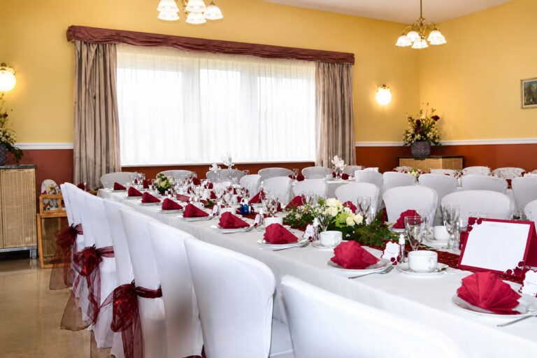 gedeckte Tafel im Festsaal