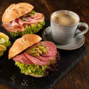 Frühstück, belegte Brötchen und Kaffee