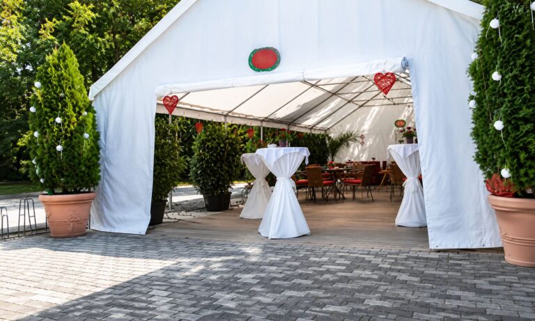 Die großzügige Terrasse mit Partyzelt bietet zusätzlichen Platz für Feiern im Grünen.
